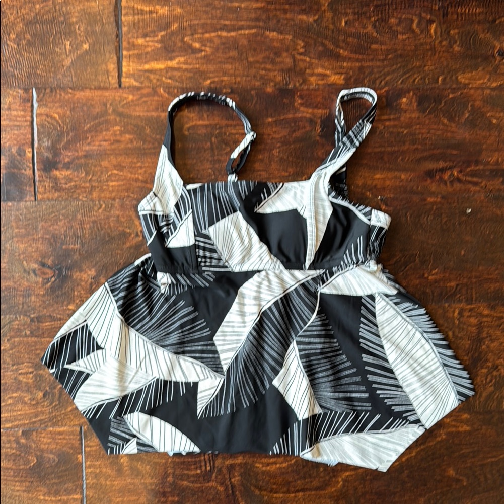 Kona Sol Black And White Tankini With Geometric Leaf Pattern